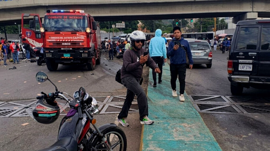 2  muertos y 16 heridos por choque múltiple en Caracas 